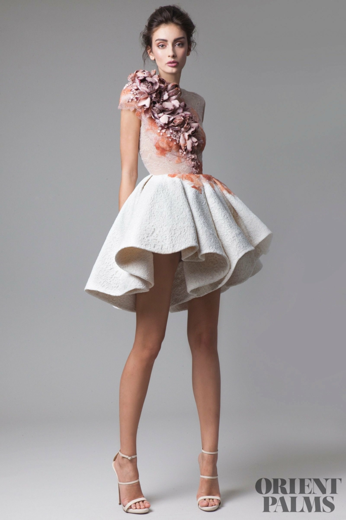 Weißes kurzes Kleid mit rosafarbenen Blumen, weiße High Heels, Idee für Outfit für besondere Anlässe