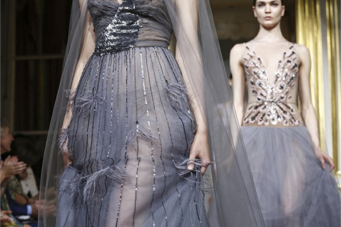 Couture-Kleid aus grauem Tüllstoff mit Applizierungen und glitzernden Streifen, Oberteil mit Plissees und Glitzer