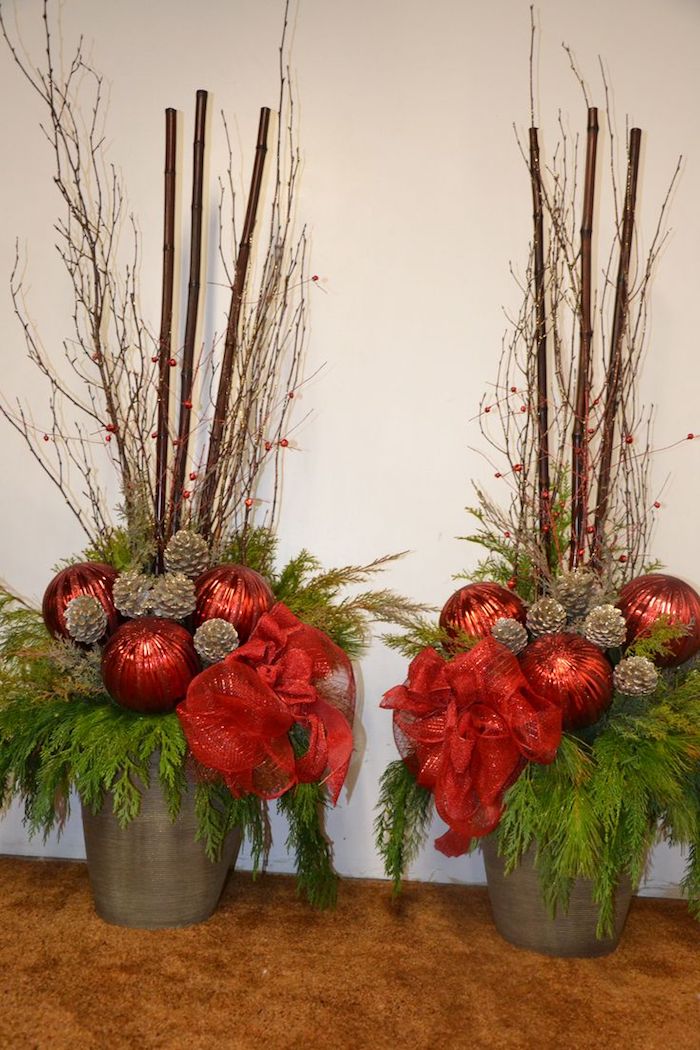 zwei Blumentöpfe mit großen roten Weihnachtskugeln und kleine Zweige, große Stöcke - Weihnachtsgestecke