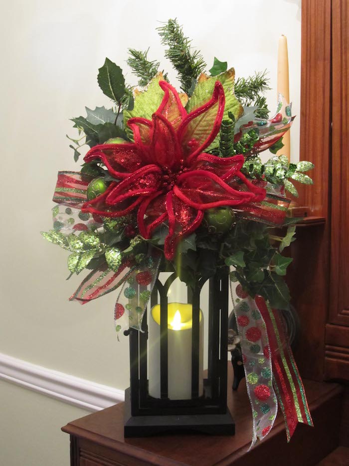 eine Laterne mit Kerze, eine rote Blume und grüne Zweige, bunte Schleife - Weihnachtsdeko Hauseingang