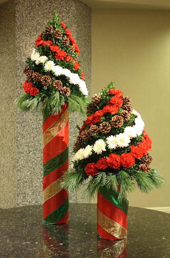 zwei Tannenbäume aus Blumen und Geschenkpapier- Adventsgesteck selber machen
