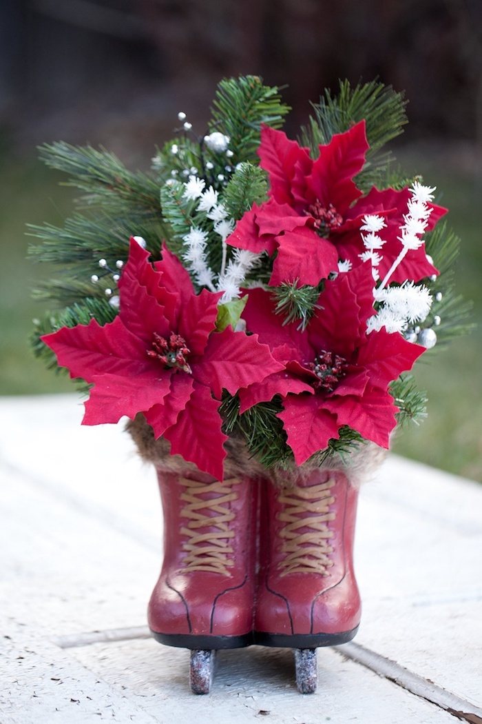 Adventsgesteck selber machen aus zwei dekorativen Schlittschuhen und drei Weihnachtssterne