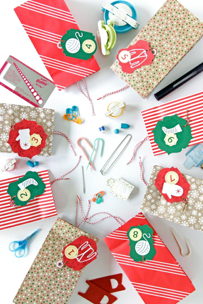 Papiertüten mit lustigen Anhängern voller kleine Geschenke, tolle Idee für DIY Adventskalender