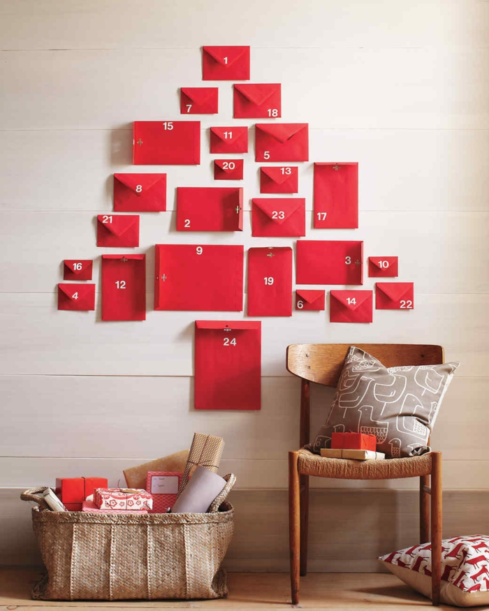 Adventskalender aus roten Briefumschlägen selber machen und an die Wand aufkleben, mit Karten oder kleinen Geschenken befüllen