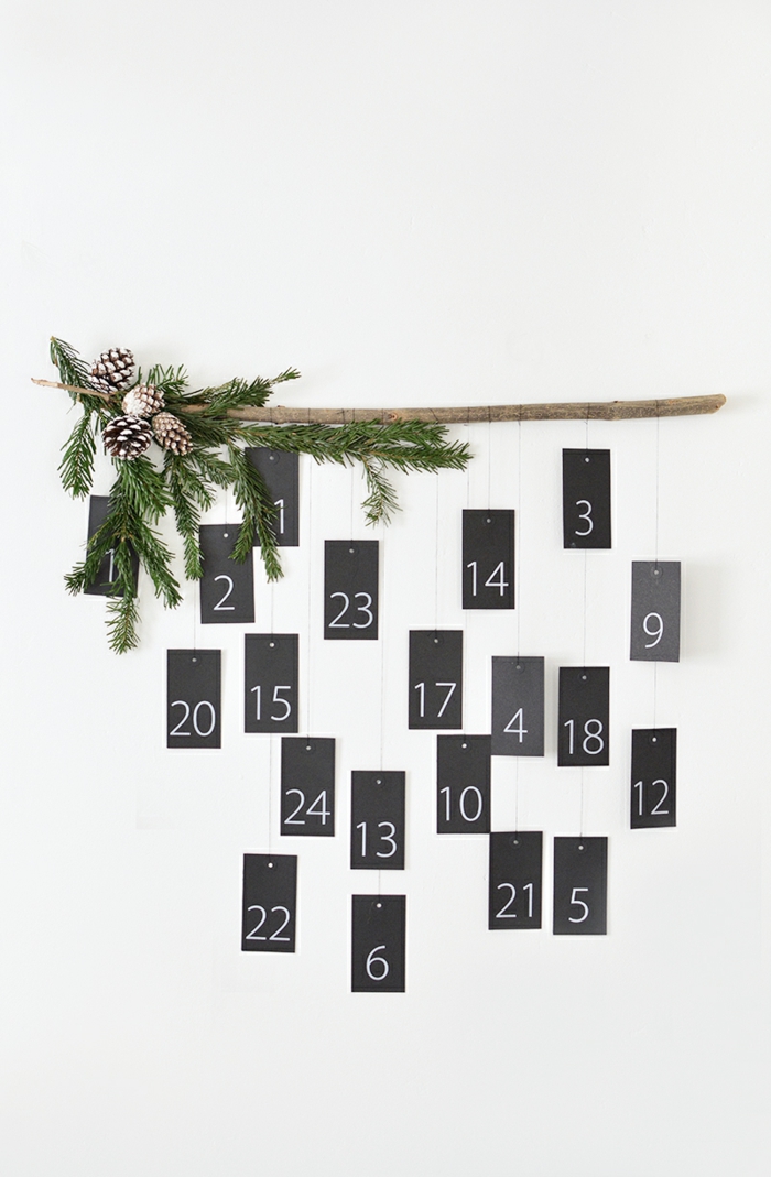 Tolle DIY Idee für Adventskalender, schwarze Karten selbst beschriften, mit Zapfen und Tannenzweigen verzieren
