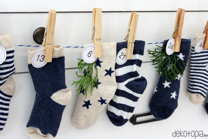 Tolle Alternative zum klassischen Adventskalender, Socken mit kleinen Geschenken befüllen und mit Tannenzweigen verzieren