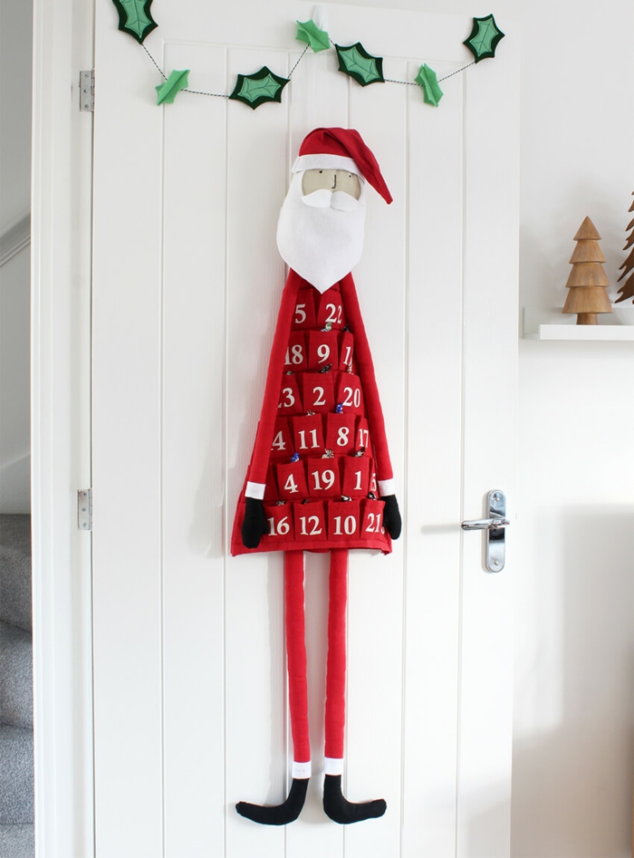 Adventskalender als Weihnachtsmann selber nähen, mit 25 Taschen voll mit kleinen Geschenken und Süßigkeiten