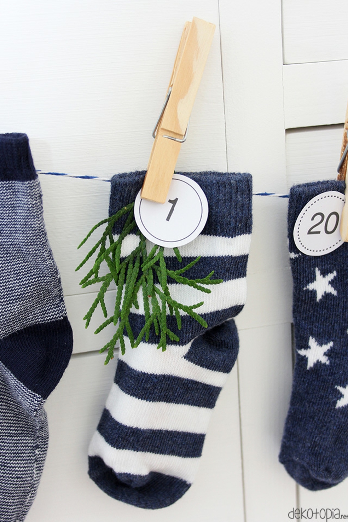 Adventskalender einfach und schnell selber machen, Socken mit kleinen Geschenken befüllen