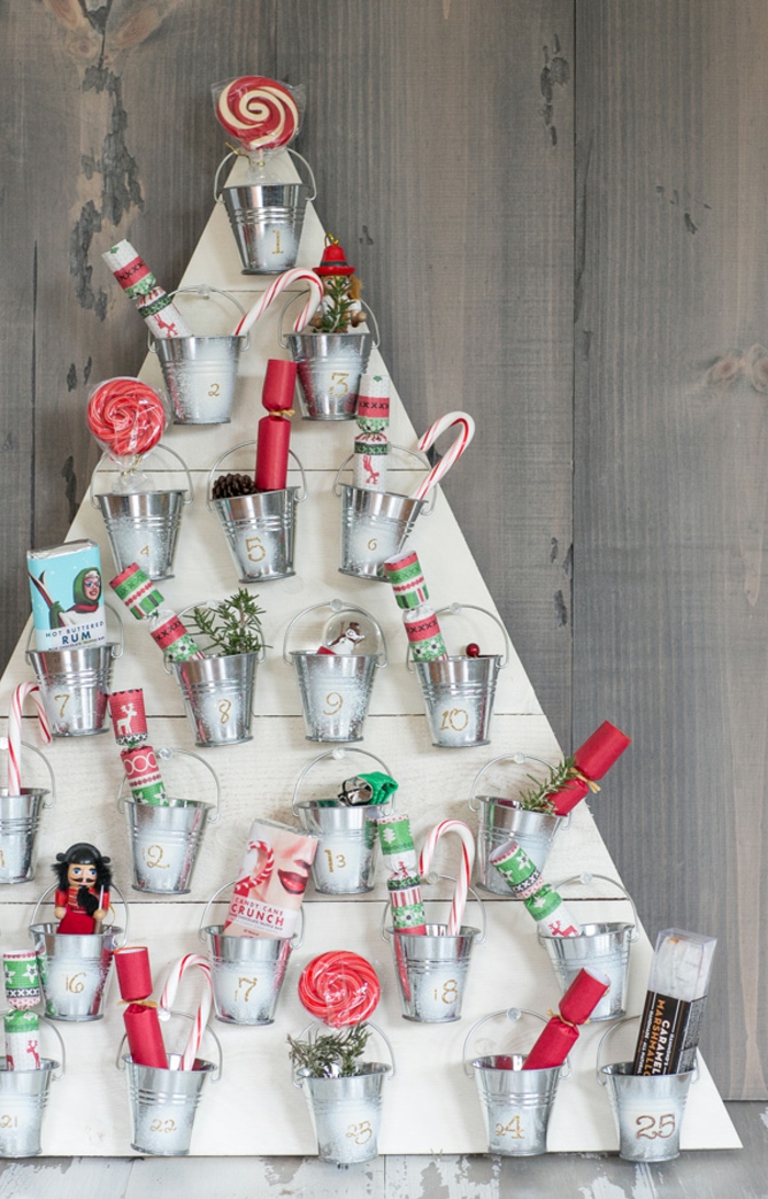 Advenstkalender-Weihnachtsbaum mit kleinen Eimern voll mit kleinen Geschenken und Süßigkeiten