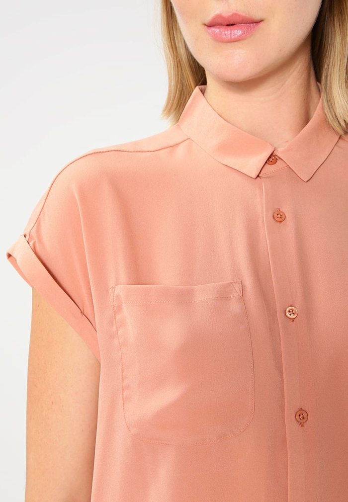 Hemd mit kurzen Ärmeln in Apricot, Frau mit dunkelblonden Haaren, rosafarbene Lippen