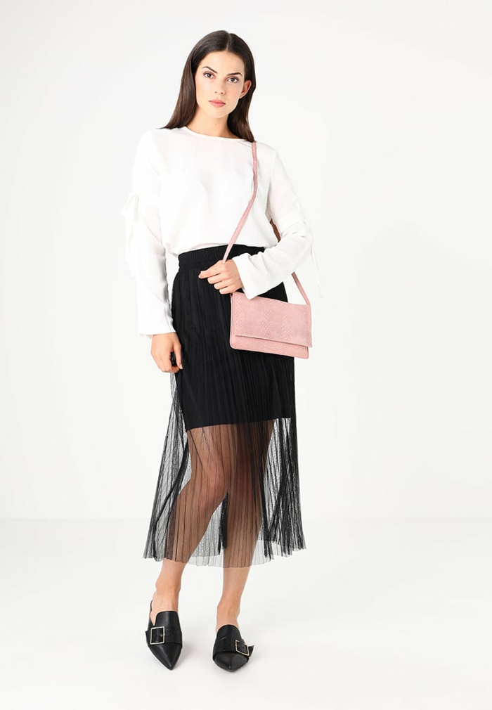 Elegantes Damenoutfit, schwarzer Rock und weiße Bluse, Handtasche in Apricot, Frau mit langen schwarzen Haaren