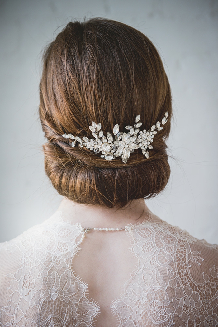 Prachtvolle Brautfrisur für mittellange Haare, silberner Haarschmuck mit Kristallen, kastanienbraune glatte Haare