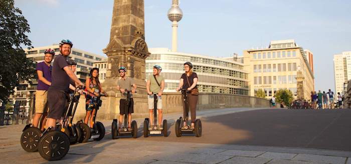 beliebteste reiseziele in europa und deutschlandweit berlin eine stadtrundfahrt mit segway moderne leute jugendlichen