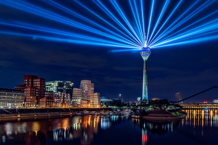 beliebteste urlaubsziele magische augenblicke in düsseldorf eine faszinierende deutsche stadt am abend beleuchtung