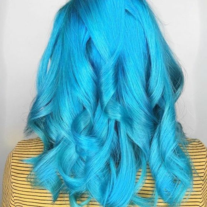 mittellange türkisblaue Haare mit lockigen Strähnen, Haare türkisblau färben, gelber Pulli mit dünnen schwarzen Streifen, gelber Pulli mit Streifenmuster