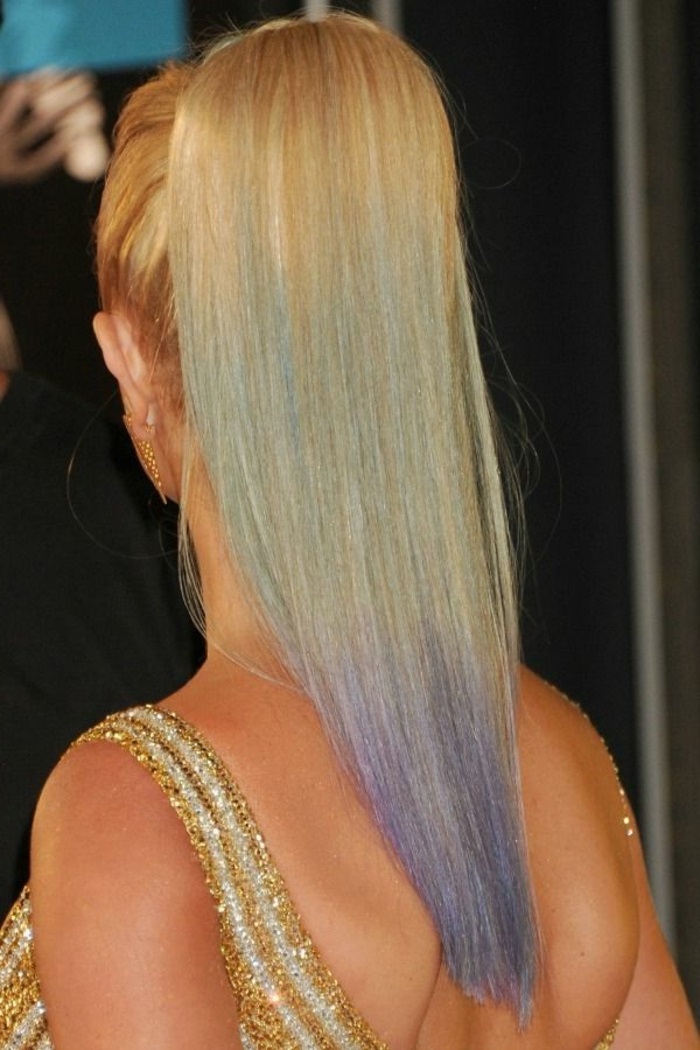 blaue haarspitzen, frau mit langen glatten pastellblonden haaren mit blauen spitzen