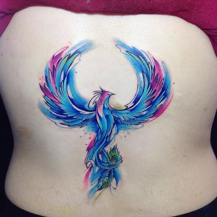 tattoo phönix rücken - ein blauer fliegender phönix mit zwei großen flügeln mit langen blauen und violetten federn, 