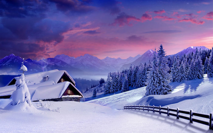 ein romantisches winterbild mit einem himmel mit pinken und blauen wolken - weiße berge mit schnee - ein wald mit bäumen