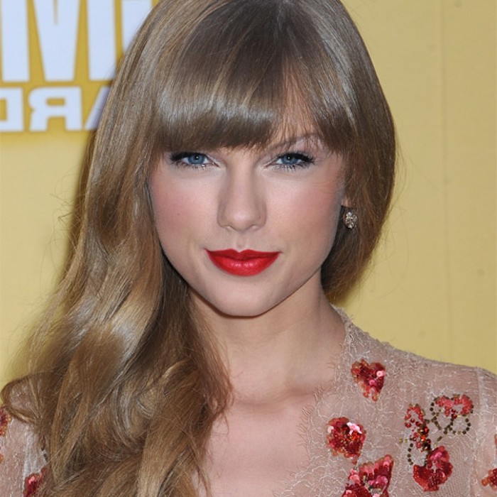 Taylor Swift ist ein Beispiel für dunkelblonde Haare, verkleidet in einem schönen Kleid