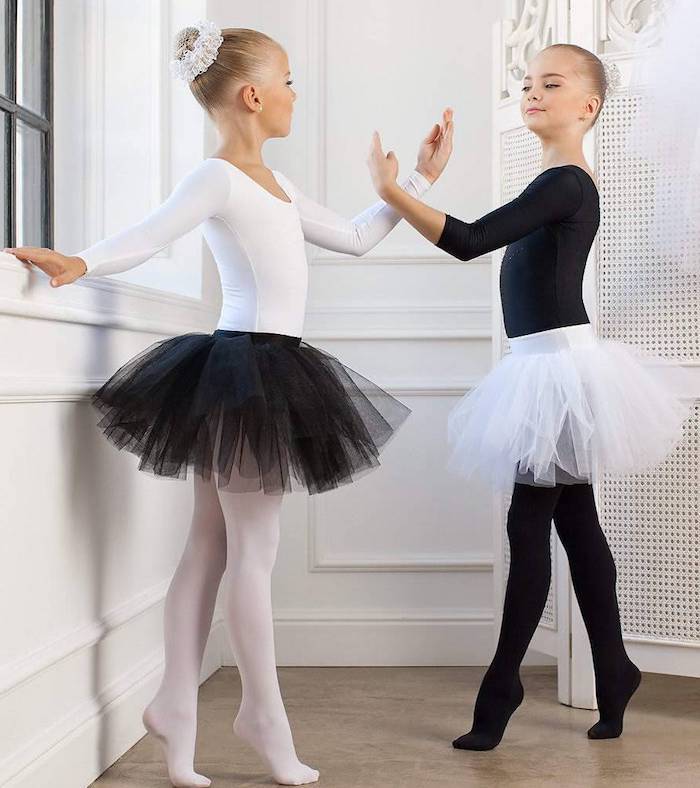 ballettkleid tüllrock schwarz und weiß outfit ideen für die kleinen mädchen haare binden