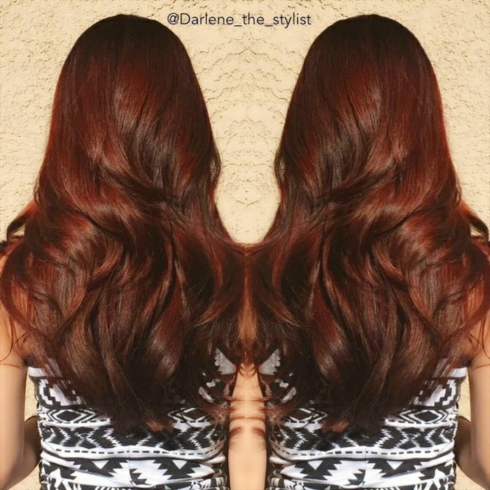rot gefärbte Haare mit dunelbraunen Reflexen, glänzende und gut gepflegte strukturierte Haare, leichte gewellt zur Seite, Mädchen mit schöner Figur, gekleidet in weißem Top mt schwarzem Rhomben-Print