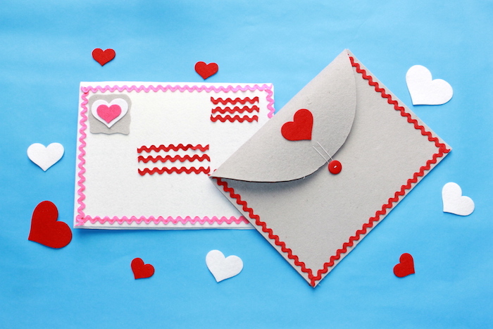 Briefumschlag basteln - zwei Briefumschläge mit vielen kleinen Herzen geschmückt