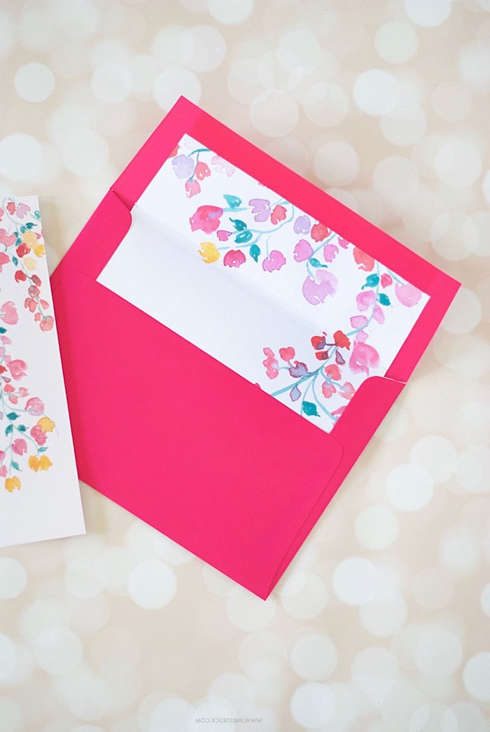Briefumschlag basteln - Umschlag aus rosa Papier und schöne Blumen darin