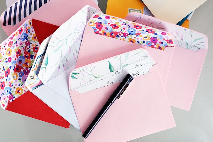 rosa, weiße und rote Briefumschläge mit Blumen und Blättern Motiven - Briefumschlag falten