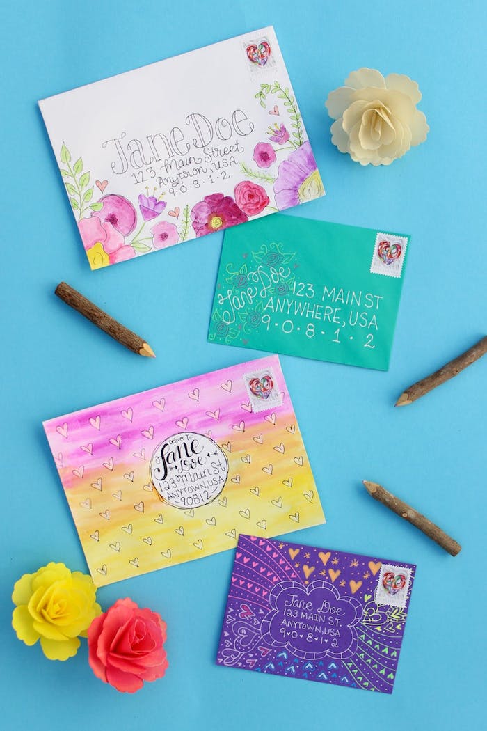 vier Briefumschläge Designs, mit Bleistiften verschönert - Briefumschlag falten