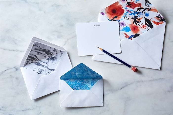 Briefumschlag falten - drei Briefe - zwei kleine und ein großer mit Wasserfarbe dekoriert