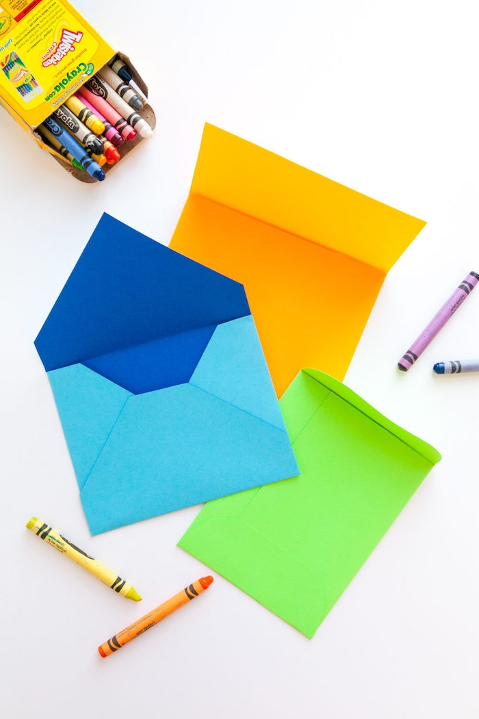 Umschlag basteln - drei verschiedene Farben und Designs von niedlichen Briefumschlägen
