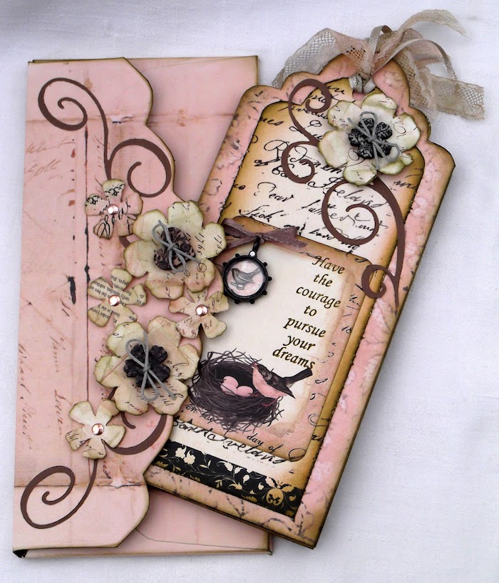 ein rosa Briefumschlag mit einer Karte, Briefumschläge basteln mit vintage Dekorationen