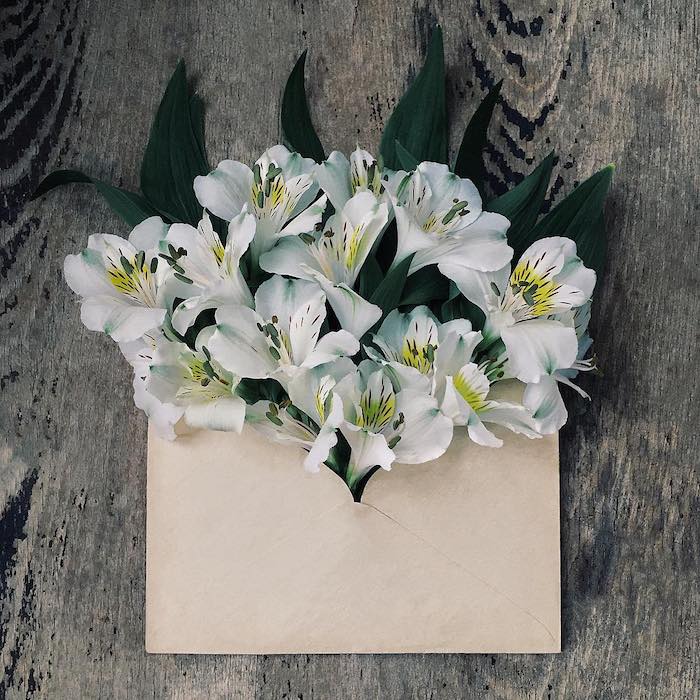 Briefumschlag selber machen - selber falten und mit künstlichen Blumen füllen