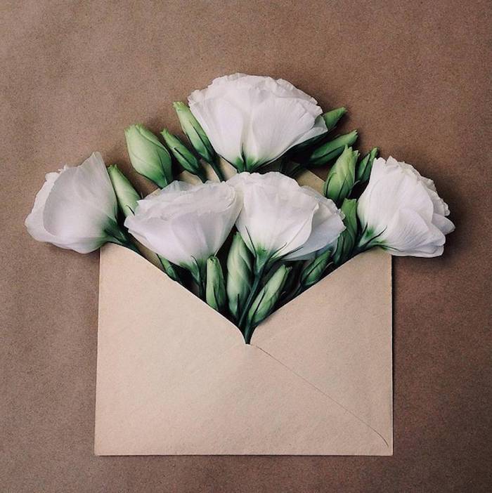 Briefumschlag selber machen - ein perfektes Muttertagsgeschenk mit weißen Blumen