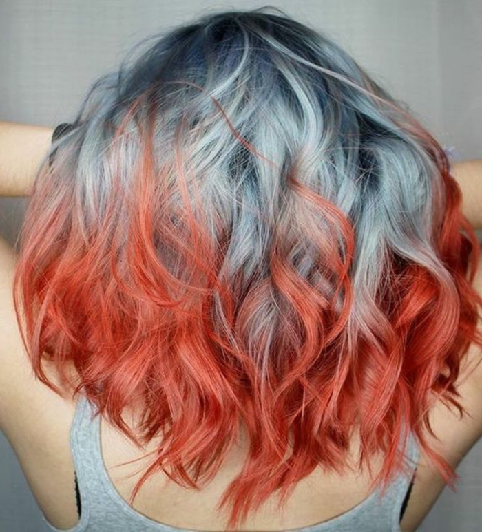 grau gefärbtes Haar mit blauen Reflexen und rot-orangen Spitzen, mittellange Haare in zwei Farben färben - grau-blau mit Pfirsich-Spitzen