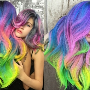 Bunte Haare: grelle Regenbogen-, zarte Pastell- oder leicht ineinander verlaufende Farben - die Entscheidung treffen Sie!