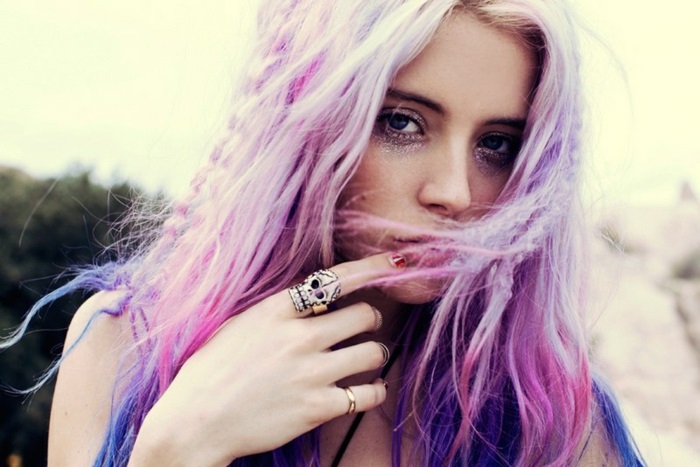 bunte haarfarben, pastellrosa haare mit lila haarspitzen, silbernes make-up