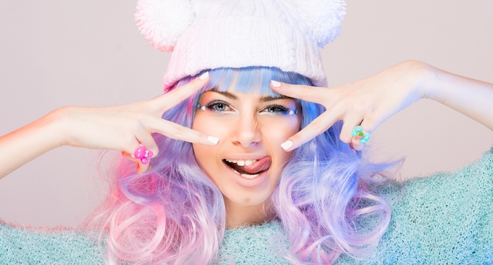 bunte haarfarben, frau mit weißer mütze und rosa-blaue haare, ponyfrsiur