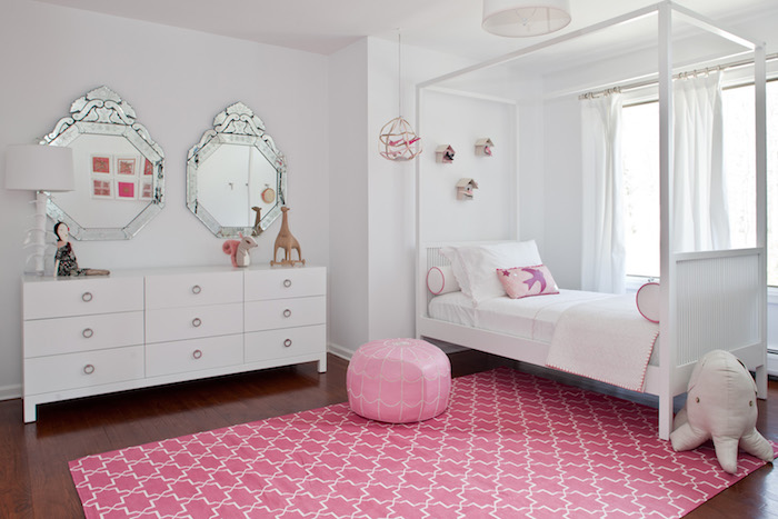 Jugendzimmer Mädchen teenager zimmer rosa teppich und bodenkissen schönes weiß-rosa interieur
