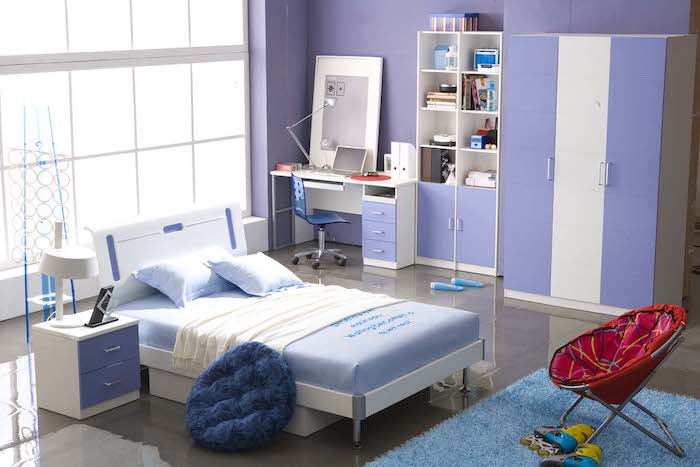 jugendzimmermöbel ideen in blau und lila eine schöne kombination doppelbett kleiderschrank schreibtisch nachtschrank am bett bodenkissen sessel lesesessel
