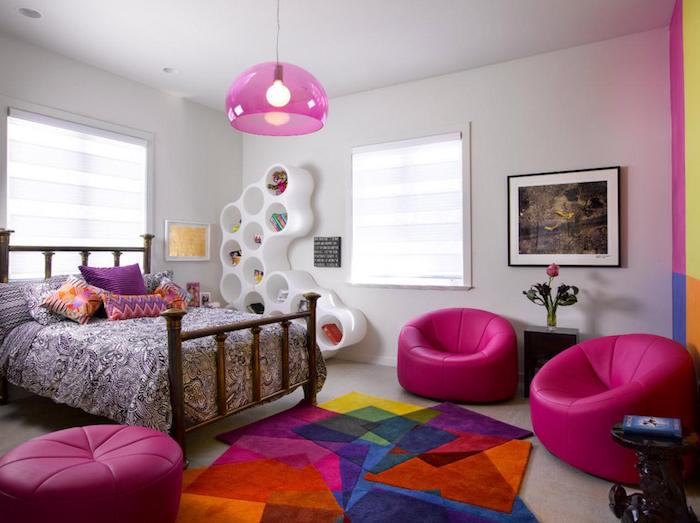 jugendzimmermöbel doppelbett zwei bequeme sessel bunter teppich bodenkissen zyklame rosa lampe kissen