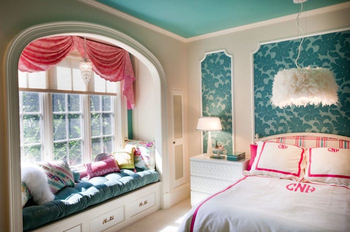 jugendzimmermöbel sessel kissen vorhänge schöne fensterecke doppelbett in weiß und rosa schränke lampen