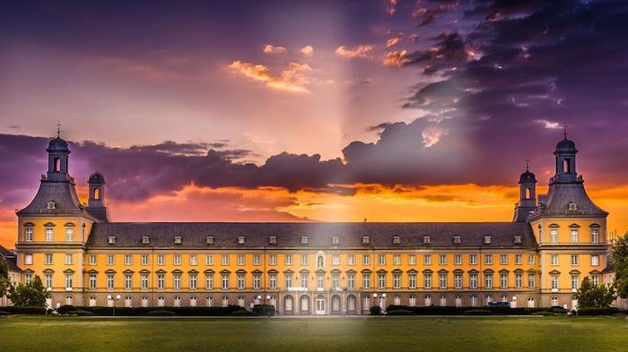 günstige reiseziele in deutschland die bezaubernde architektur und natur vom land universität bonn unigebäude bunte wolken darüber