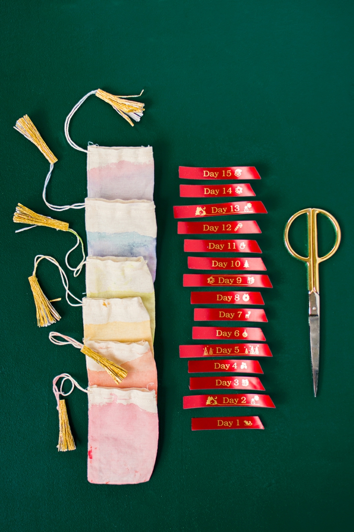 Materialien für selbst gemachten Adventskalender, Säckchen bunt bemalen und mit Süßigkeiten füllen
