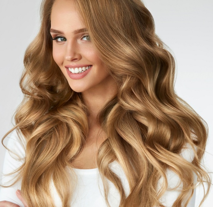 Hellbraun Haarfarbe - ein Mädchen mit wunderschönen Haar, mit einer weißen Bluse gekleidet