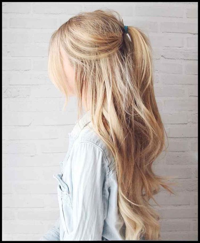 Lockere Frisur für den Alltag, halboffene lange blonde Haare, schöne Wellen, hellblaues Hemd