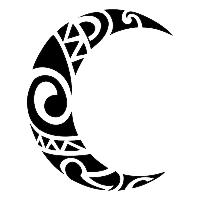 eiun maorie tattoo mit einem großen schwarzen halbmond - maori tattoo bedeutung