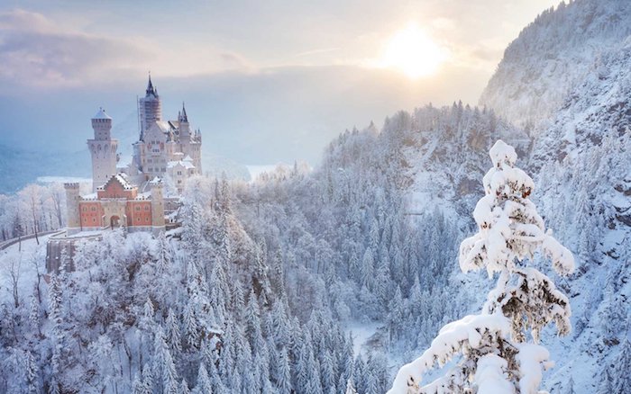 romantische winterbilder - ein schlooss mit türmen im sonnenuntergang - wald mit weißen bäumen und schnee