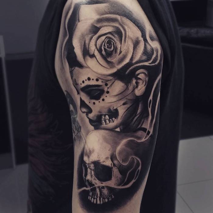 totenkopf tattoo mit einem weißen schädel, einer großen roten rose und einer jungen verstorbenen frau - la catrina tattoo