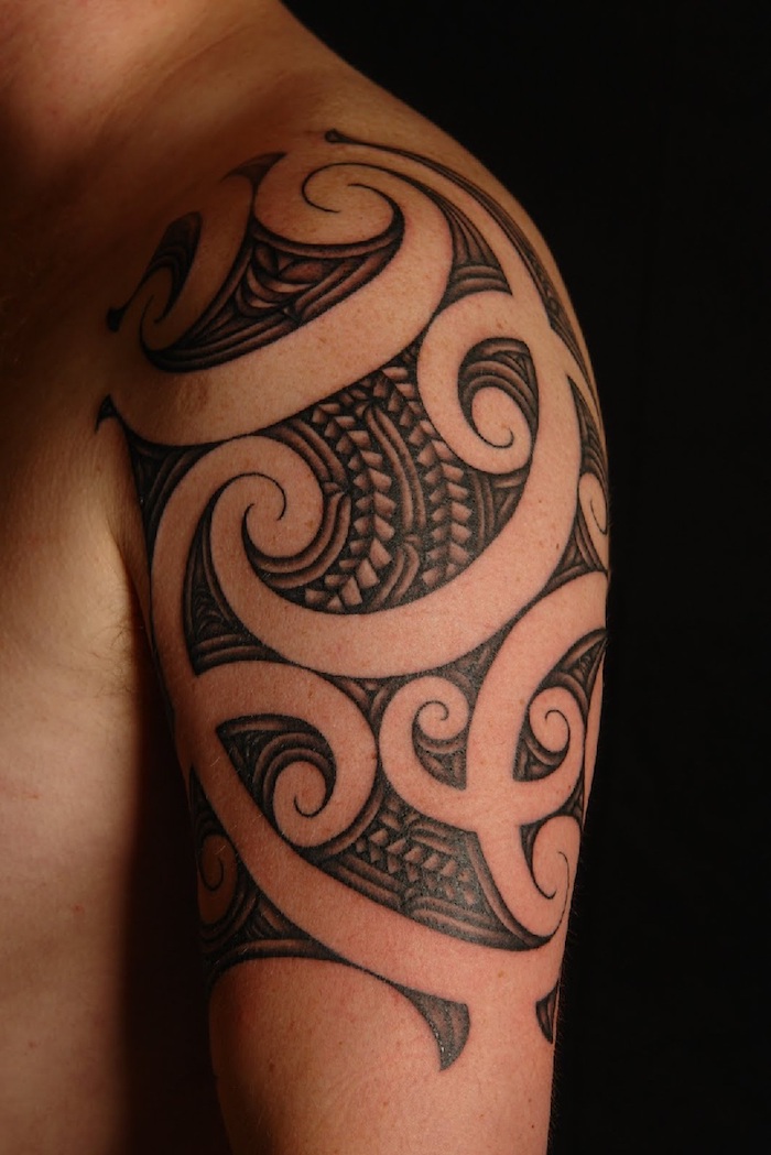 maorie tattoo arm - ein mann mit einer hand mit einem großen schwarzen maori tattoo